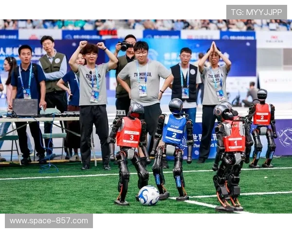 机器人足球赛现60秒破门纪录 清华火神队AI战术引热议