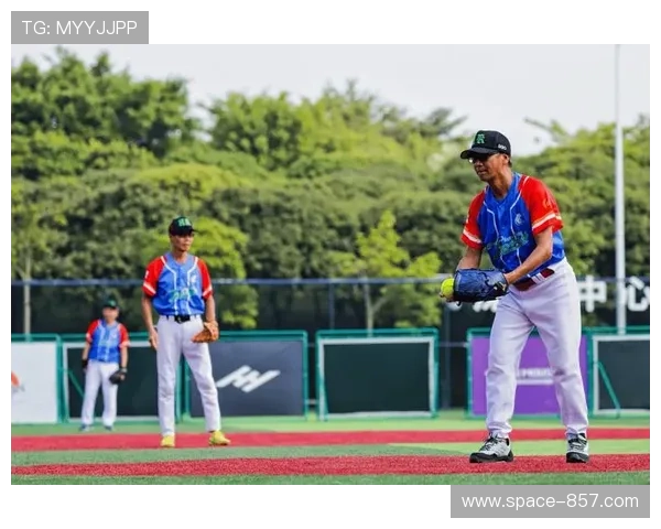 慢投垒球兼具竞技性与趣味性,成全民健身新选择 慢投垒球兼具竞技性与趣味性,成全民健身新选择