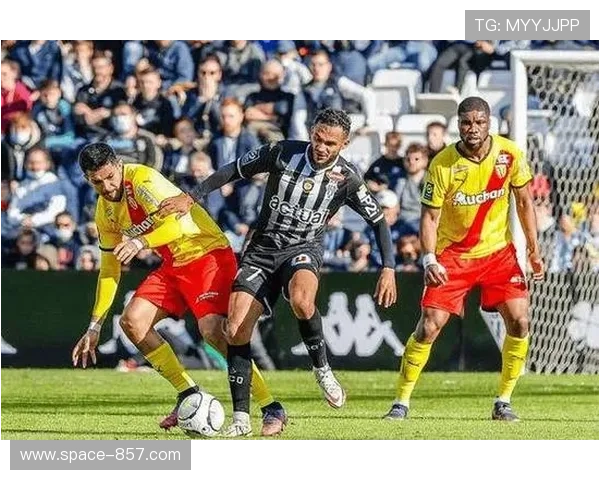 法甲转播权危机影响持续，朗斯曾被迫出售核心以求平衡