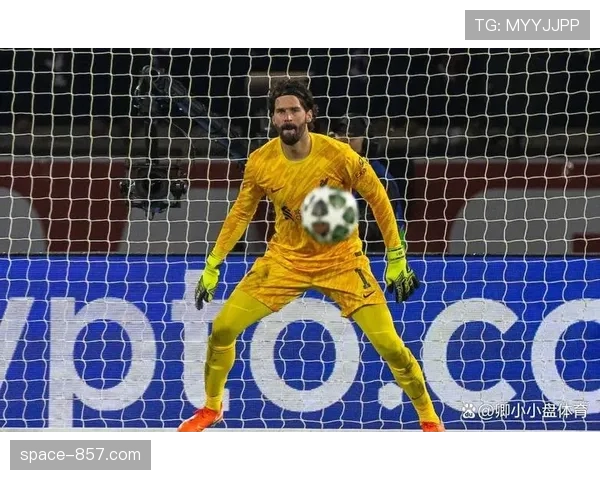 特写：门将的怒吼——阿利松在指挥人墙布防时与后卫的紧张沟通瞬间